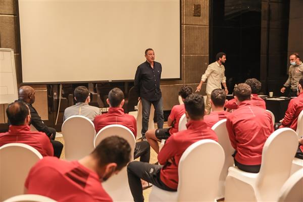 تفاصيل اجتماع الخطيب مع لاعبي الأهلي اليوم بالإمارات