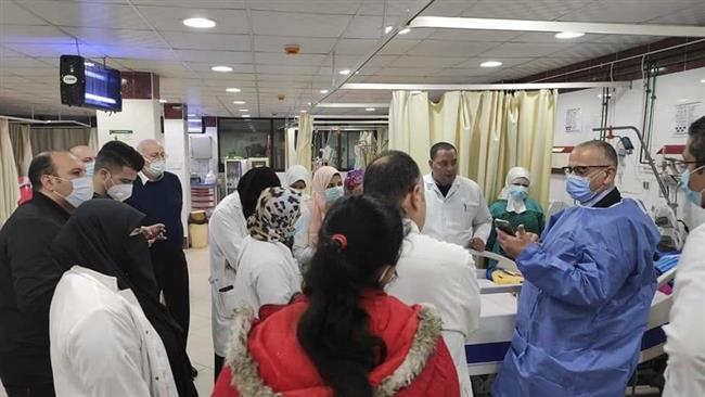 طبيبان يناظران حالتين بالعناية المركزة بمستشفى الأطفال التخصصي بالبحيرة