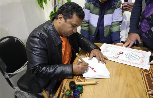 أكثر من ١٠ آلاف بسمة رسمها ركن الخط العربي بجناح الأزهر بمعرض القاهرة للكتاب 