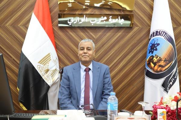 رئيس جامعة جنوب الوادي يستقبل وفد من شركة مصر للأسمنت    