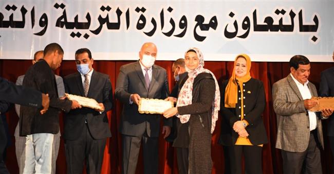 محافظ قنا يشهد حفل تكريم أوائل الطلاب 