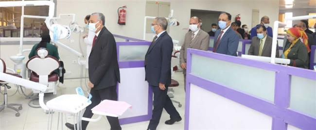 رئيس جامعة جنوب الوادى يشهد بدء التشغيل لـ 50 وحدة أسنان جديدة 