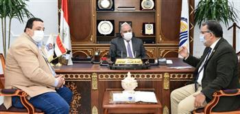 محافظ قنا يلتقى مستشار وزيرة التضامن الاجتماعى للتمكين الاقتصادى 