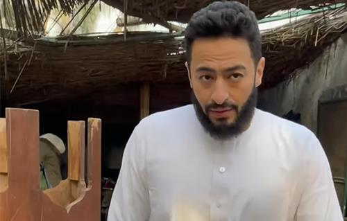 حمادة هلال يروج للمداح «أسطورة الوادي» بالجلباب الأبيض 