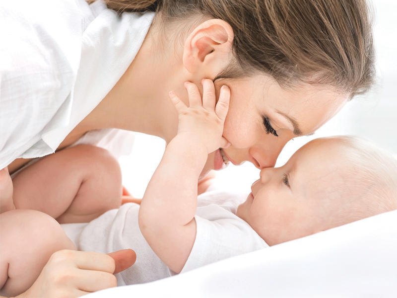 دراسة: الترابط العاطفي بين الأم وطفلها