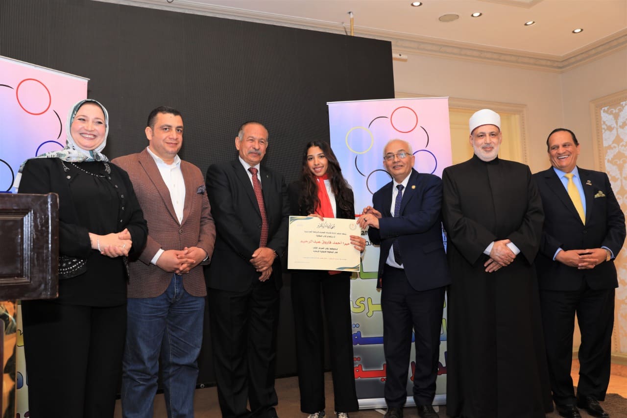 "التعليم" تكرم طالبة مدارس النيل الحاصلة علي الميدالية البرونزية بكأس العالم للرماية