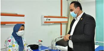   رئيس هيئة الرعاية الصحية يزور إحدى الممرضات المصابة بالفيروس أثناء تأدية عملها