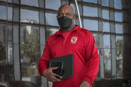  موسيماني يحاضر لاعبي الأهلي استعدادًا لمباراة صن داونز