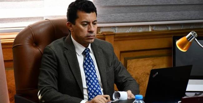 أشرف صبحي يطلق إشارة بدء الماراثون الرياضي للفتاة والمرأة