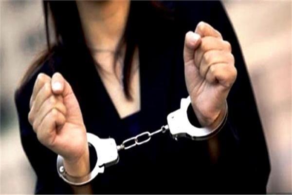 القبض على هاربة من 82 حكمًا قضائيًا