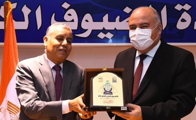 محافظ قنا ورئيس جامعة جنوب الوادي يفتتحان فعاليات الأسبوع البيئي الـ14 