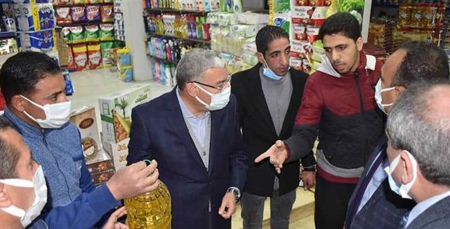 محافظ المنيا يقود حملة تموينية مفاجئة على الأسواق بمركز بني مزار