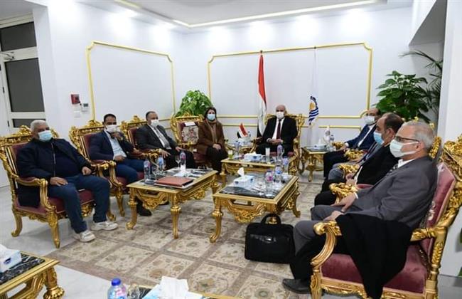 وفد التخطيط وبنك الاستثمار القومى فى زيارة لقنا 