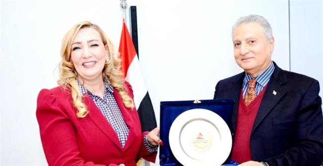 تكريم شخصيات نسائية فى ندوة الثقافة منارة العقول 