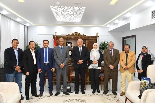 محافظ قنا يستقبل وفد وزارة المالية لمتابعة استكمال تنفيذ برنامج التحول الرقمي 