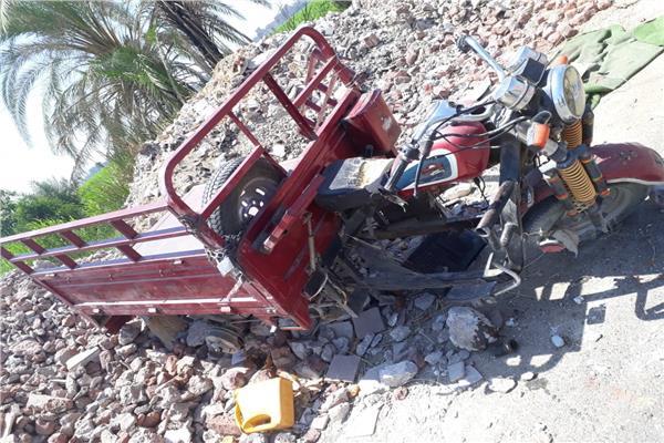 حالتهم خطيرة .. إصابة ٣ أشخاص في انقلاب تروسيكل بنجع حمادي