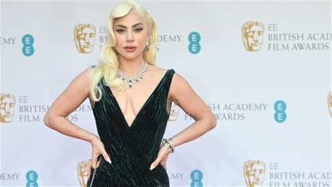 ليدي جاجا تتألق على السجادة الحمراء لحفل جوائز BAFTA