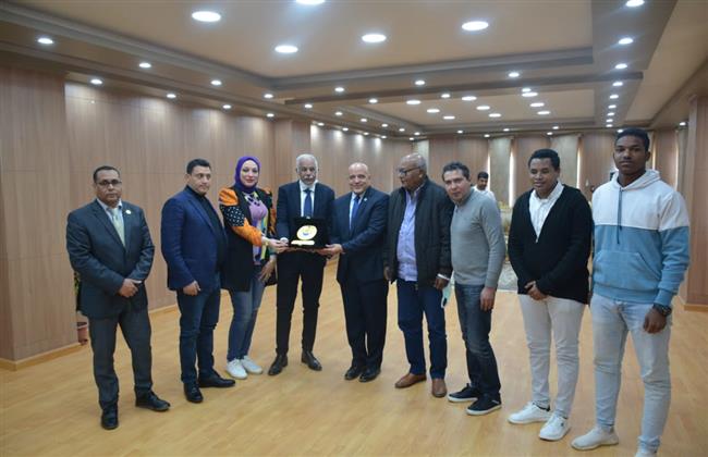جامعة أسوان تكرم رئيس اتحاد كرة القدم 
