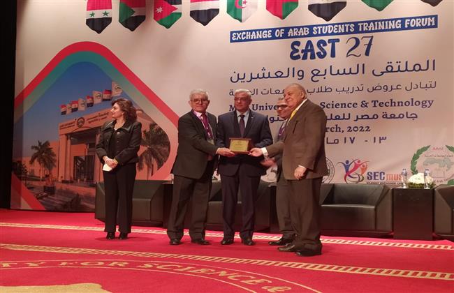 تكريم رئيس جامعة المنوفية فى افتتاح الملتقى الـ27 لتبادل عروض تدريب طلاب الجامعات العربية