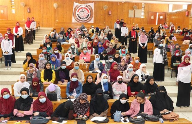 ندوة عن التقاليد الجامعية وتوعية الشباب بمحو الامية بجامعة جنوب الوادى