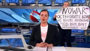   محتجة مناهضة للحرب تقتحم استوديو في التلفزيون الروسي خلال بث نشرة أخبار