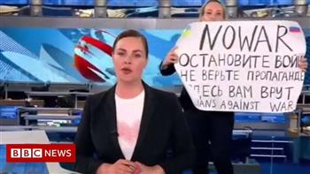   امرأة تقتحم استديو الأخبار فى التلفزيون الروسى خلال بث النشرة.. فيديو 