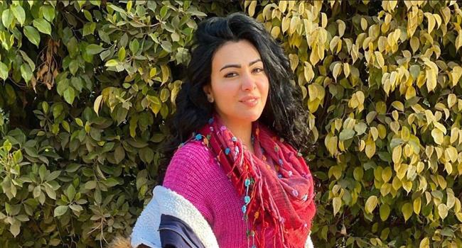 ميرهان حسين تنشر صورها بالحجاب.. وتعلق «كل من عليها فان»