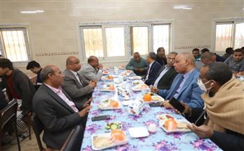   «غرباوى» يتناول وجبة الغذاء بالملتقى الفني التاسع عشر للجامعات المصرية والعربية