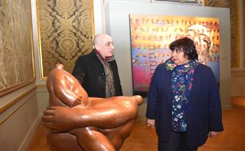   وزيرة الثقافة تتفقد الإصدار الأول من معرض المشهد بمجمع الفنون 