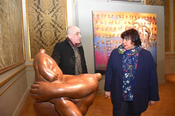 وزيرة الثقافة تتفقد الإصدار الأول من معرض المشهد بمجمع الفنون