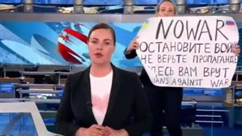   تغريم صحفية روسية اقتحمت بثا تلفزيونيا حيا للاحتجاج على الحرب