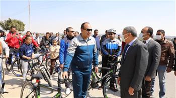   محافظ المنيا يطلق شارة البدء لماراثون دراجات على كورنيش النيل