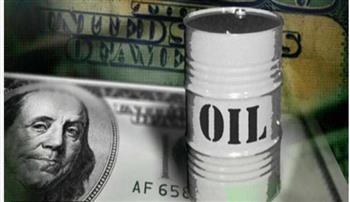   بيع النفط باليوان الصيني.. هل تكون ضربة للدولار؟