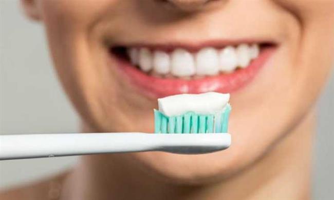 منها التسمم.. أضرار خطيرة لابتلاع معجون الأسنان