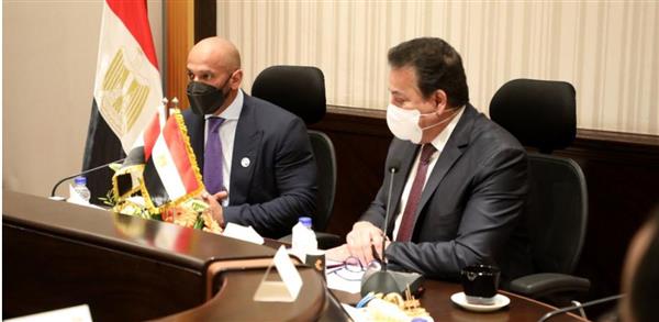 ​القائم بأعمال وزير الصحة يبحث تدريب الكوادر الطبية بالإمارات