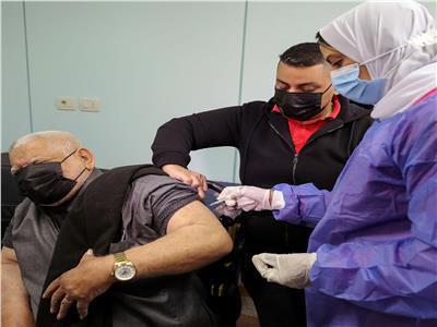حقيقة تطعيم كبار السن بالجرعة التنشيطية من لقاحات كورونا كل ثلاثة أشهر