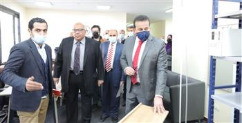   وزير التعليم العالي يتفقد معرض الأثاث المكتبي بجامعة القاهرة الجديدة
