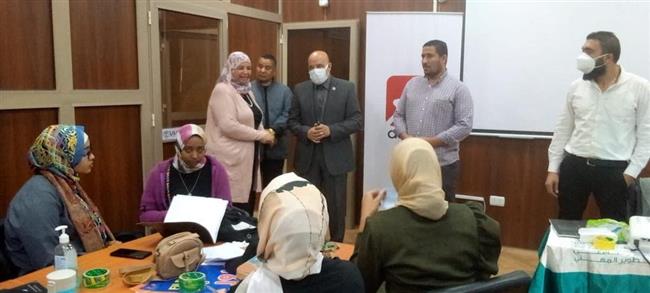 رئيس جامعة المنصورة يمنح مكافأة اثابة للعاملين بقطاعى التعليم والمستشفيات