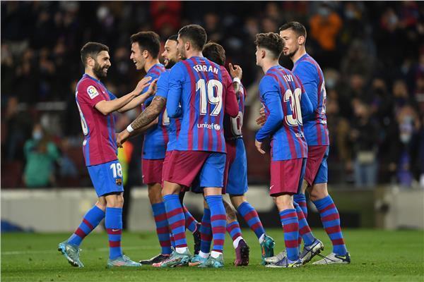 برشلونة يفوز على جالطة سراي 2-1 ويتأهل لربع نهائي الدوري الأوروبي