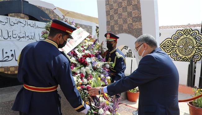 محافظ المنيا يضع إكليلا من الزهور على النصب التذكاري بمناسبة العيد القومي
