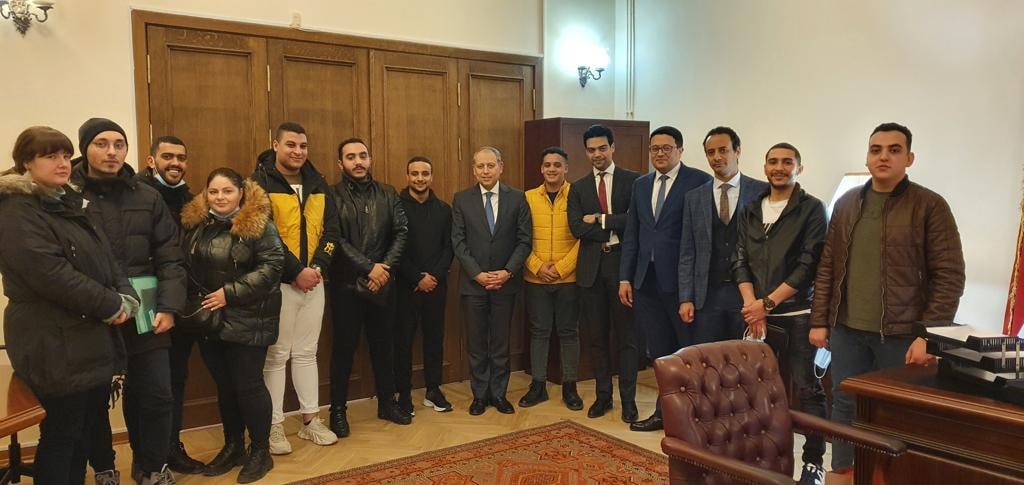 سفير مصر في موسكو يلتقي مجموعة من المواطنين الذين غادروا أوكرانيا عبر الأراضي الروسية