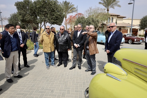 العناني يشارك في افتتاح فعاليات كرنفال السيارات التاريخية والكلاسيكية