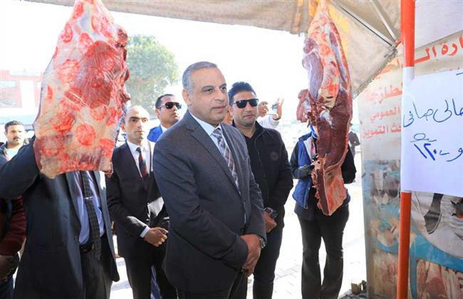 محافظ سوهاج يتفقد عددًا من السلاسل التجارية ومنافذ بيع السلع الغذائية