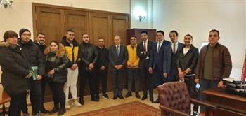   سفير مصر في موسكو يلتقي مجموعة من المواطنين الذين غادروا أوكرانيا عبر الأراضي الروسية