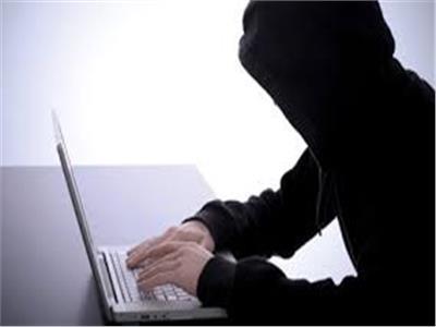 إحالة ثلاثة أشخاص للنيابة العامة بتهمة ابتزاز المواطنين «عبر الواتس أب»