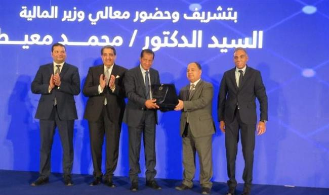 وزير المالية يكرم قيادات الوزارة 