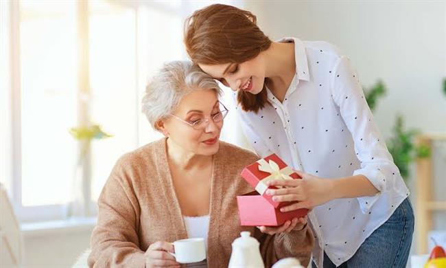 إتيكيت تقديم الهدايا للحماة فى عيد الأم.. لتكتسبِ حبها