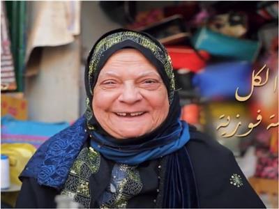 «أم الكل».. الحاجة فوزية قصة كفاح على ماكينة خياطة
