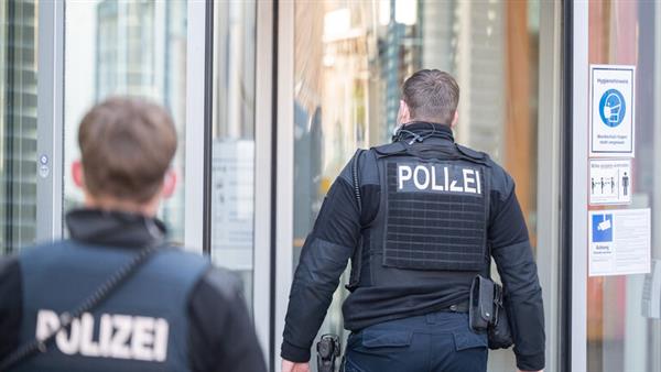 الشرطة الألمانية تنفذ عدة مداهمات بعد الإساءة للسياسيين