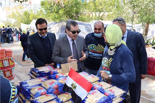 رئيس جامعة مطروح يفتتح معرض السوق الخيري الثاني لمستلزمات رمضان